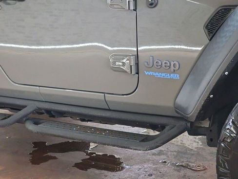 Used 2022 Jeep Wrangler Unlimited Rubicon 4xe AWD/4WD image 9