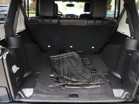 Used 2016 Jeep Wrangler Unlimited Rubicon AWD/4WD image 12