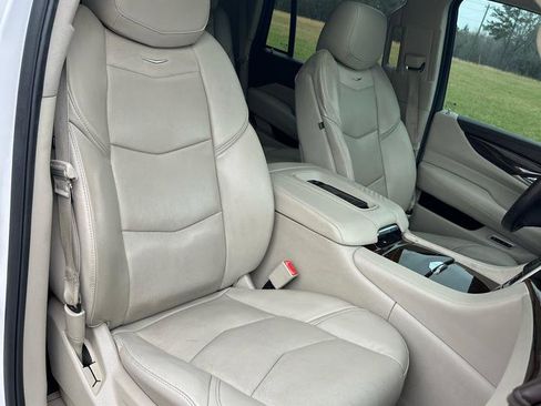 Used 2017 Cadillac Escalade Luxury image 16
