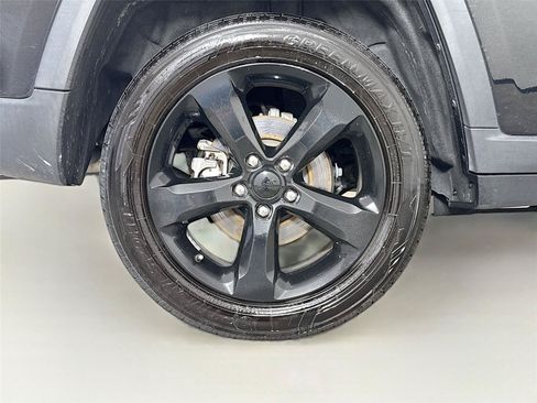 Used 2023 Jeep Grand Cherokee Altitude AWD/4WD image 39
