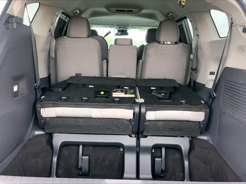 Used 2021 Toyota Sienna LE FWD image 31