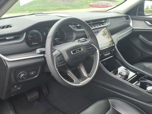 Used 2023 Jeep Grand Cherokee L Limited AWD/4WD image 7
