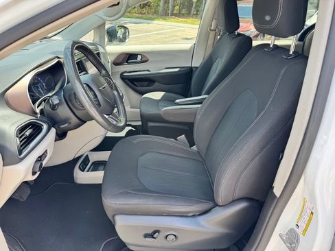 Used 2023 Chrysler Voyager LX FWD image 12