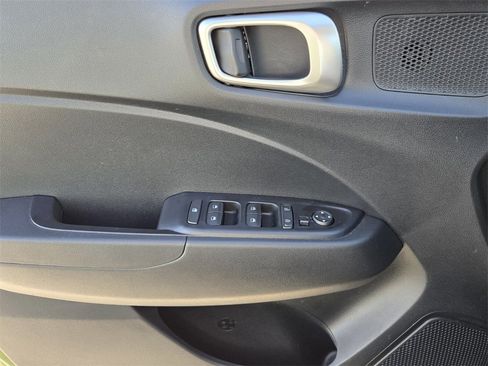 Used 2023 Hyundai Venue SEL image 27