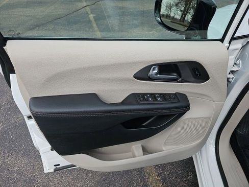 Used 2024 Chrysler Pacifica Touring-L FWD image 20