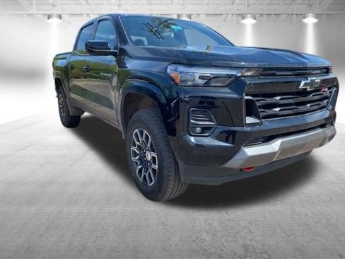 Used 2024 Chevrolet Colorado Z71 w/ Z71 Convenience Package 2 AWD/4WD image 3