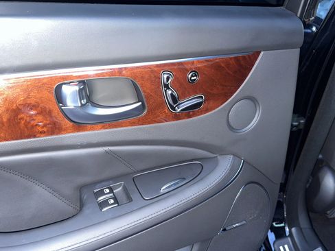 Used 2014 Hyundai Equus Signature image 26