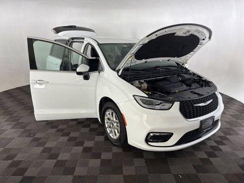 Used 2023 Chrysler Pacifica Touring-L FWD image 12