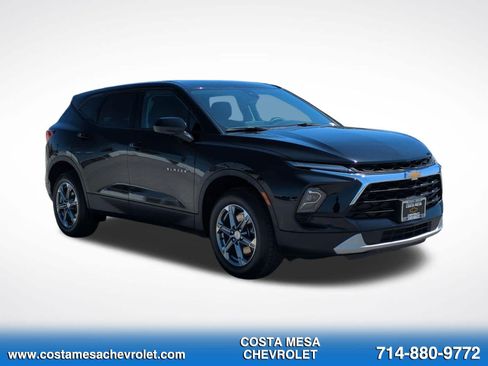 Used 2025 Chevrolet Blazer LT FWD image 3