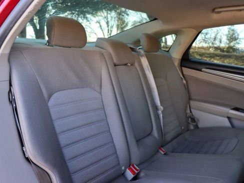 Used 2020 Ford Fusion SE image 18