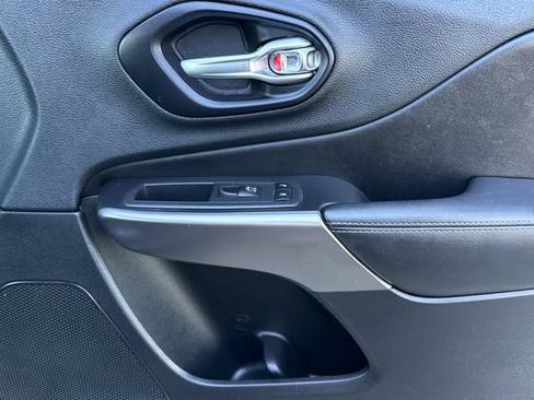 Used 2019 Jeep Cherokee Limited FWD image 22