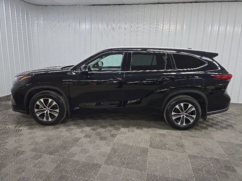 Used 2022 Toyota Highlander XLE AWD/4WD image 5