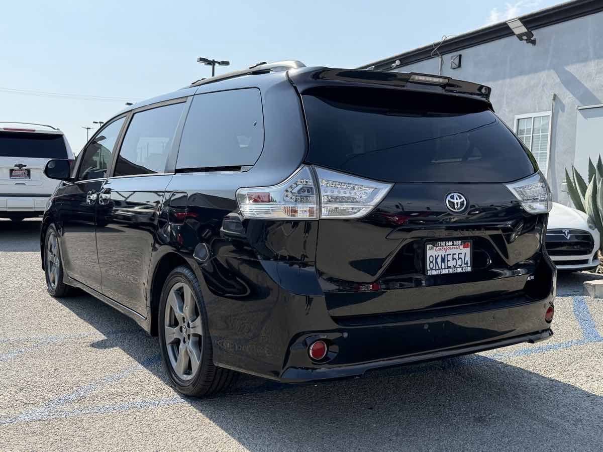 Used 2019 Toyota Sienna SE w/ Carpet Mat Package FWD image 16