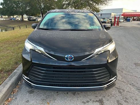 Used 2024 Toyota Sienna XLE image 8