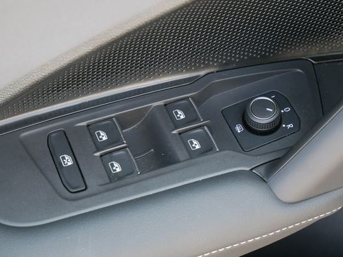 Certified 2025 Volkswagen Tiguan SE AWD/4WD image 19