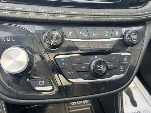 Used 2023 Chrysler Pacifica Limited w/ Uconnect Theater Family Group FWD image 29