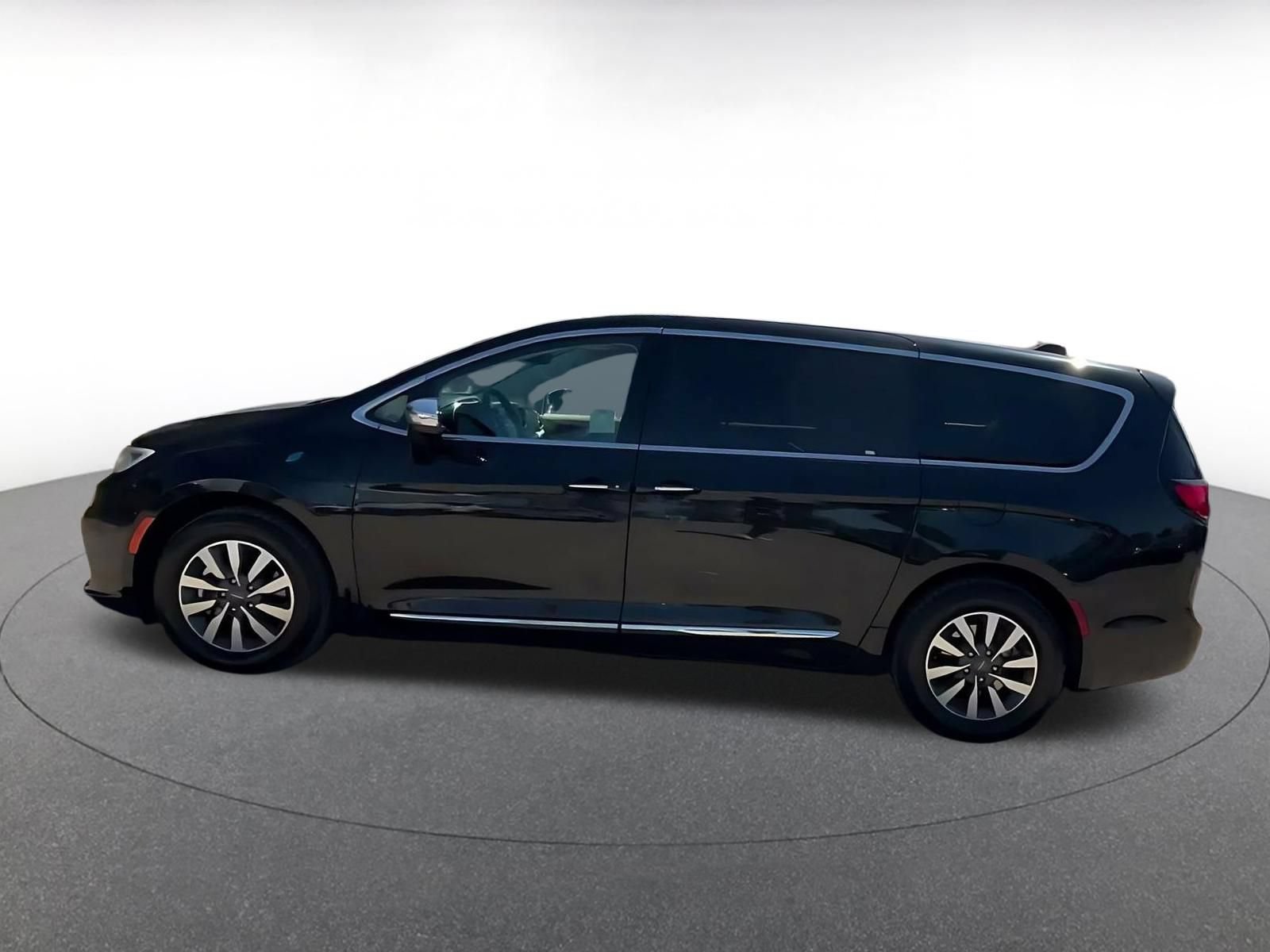 Used 2023 Chrysler Pacifica Limited FWD image 8
