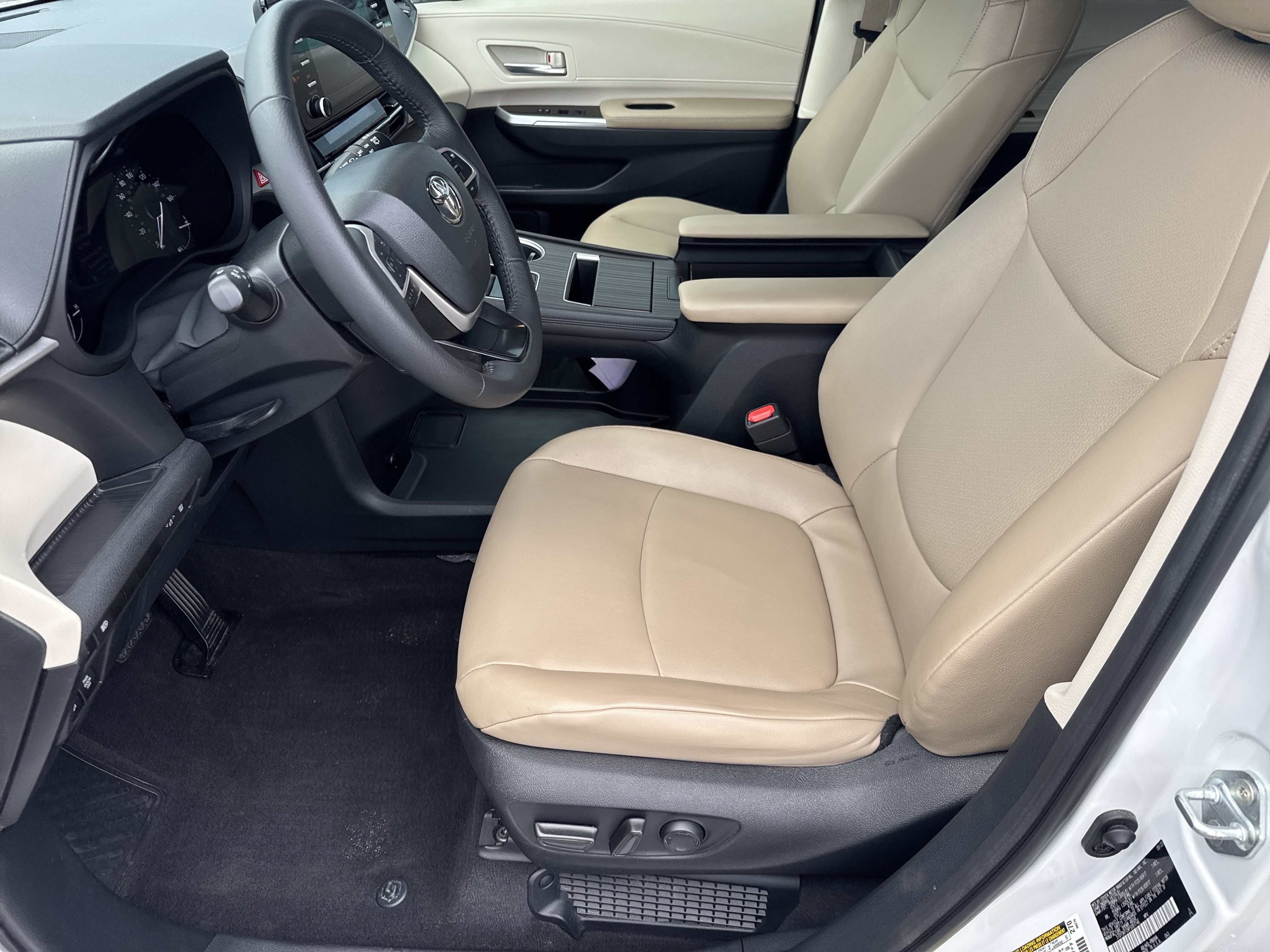 Used 2023 Toyota Sienna XLE AWD/4WD image 5