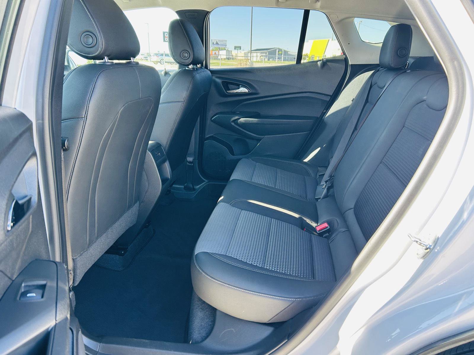 Used 2025 Chevrolet Trax LT w/ LT Convenience Package FWD image 24