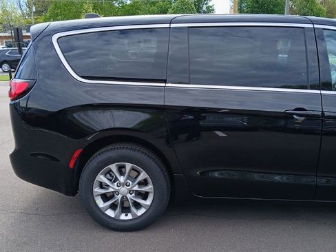 New 2027 Chrysler Pacifica Select AWD/4WD image 11