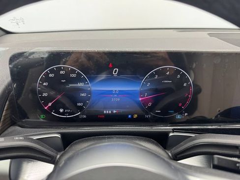 Used 2026 Mercedes-Benz GLB 250 image 2