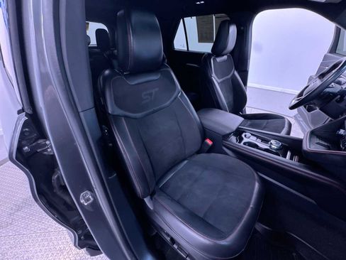 Used 2025 Ford Explorer ST image 30