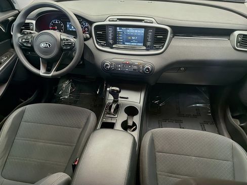 Used 2018 Kia Sorento FWD image 12