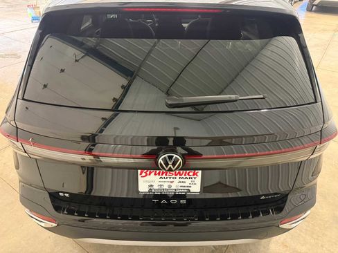 Used 2025 Volkswagen Taos SE w/ Panoramic Sunroof Package image 16