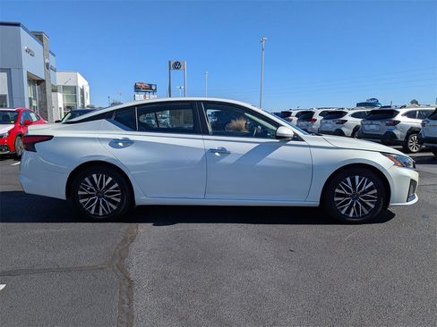 Used 2023 Nissan Altima 2.5 SV image 4