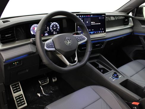 New 2026 Volkswagen Tiguan SE R-Line FWD image 15
