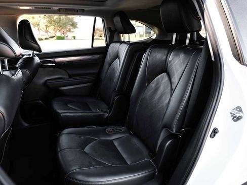 Used 2021 Toyota Highlander Platinum image 42