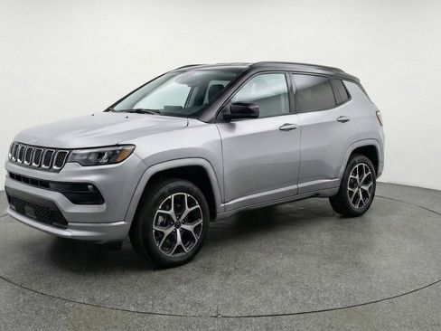 Used 2025 Jeep Compass Limited AWD/4WD image 3