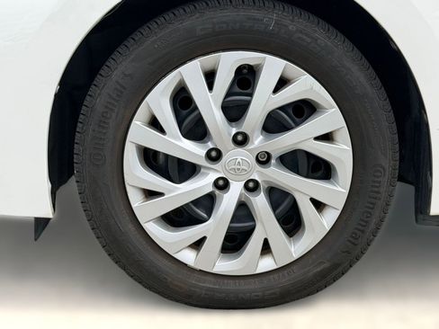 Used 2018 Toyota Corolla LE FWD image 11