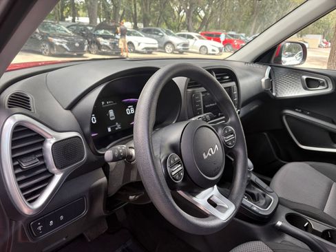 Used 2025 Kia Soul LX w/ LX Technology Package FWD image 32