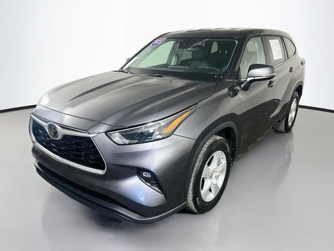 Used 2025 Toyota Highlander LE FWD image 4
