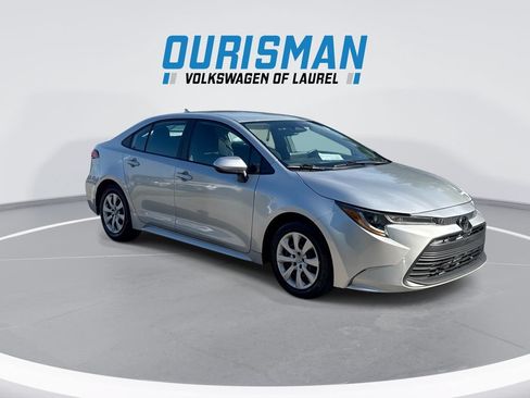 Used 2024 Toyota Corolla LE FWD image 2