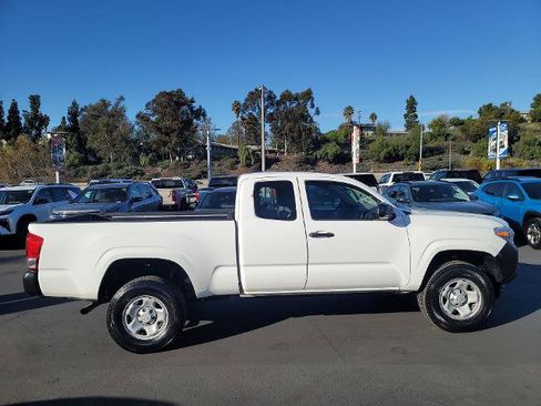 Used 2016 Toyota Tacoma SR image 9