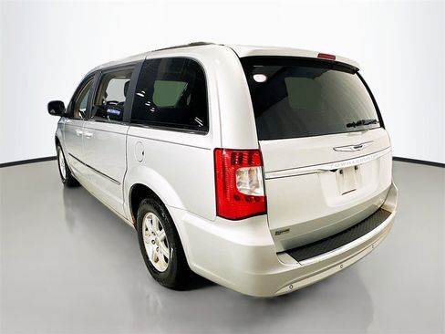 Used 2012 Chrysler Town & Country Touring image 6