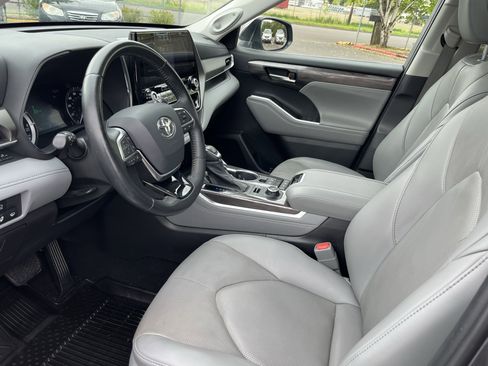 Used 2021 Toyota Highlander Limited AWD/4WD image 9