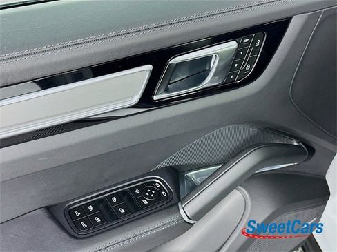 Used 2023 Porsche Cayenne Turbo image 40