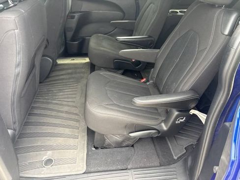 Used 2020 Chrysler Pacifica Touring w/ S Appearance Package FWD image 6