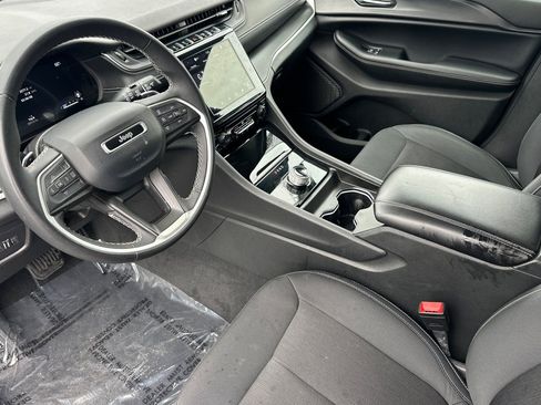 Used 2024 Jeep Grand Cherokee Laredo RWD image 10
