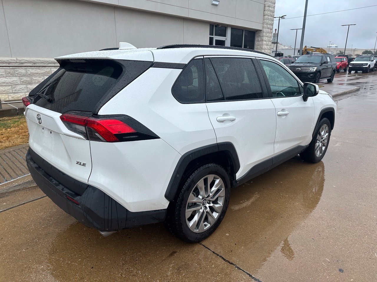 Used 2020 Toyota RAV4 XLE Premium FWD image 4