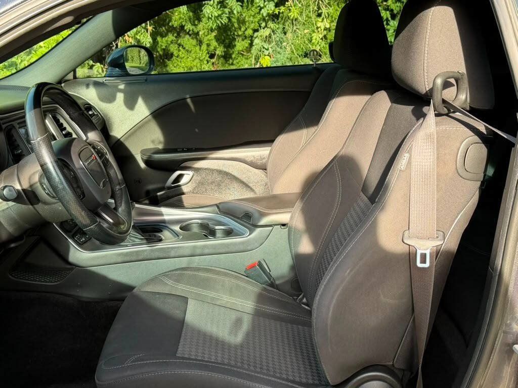 Used 2019 Dodge Challenger SXT w/ Driver Convenience Group RWD image 9
