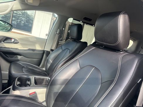 Used 2023 Chrysler Pacifica Touring-L image 2