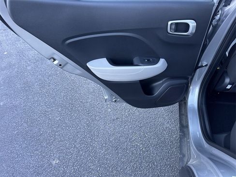 Used 2025 Hyundai Venue SEL image 21