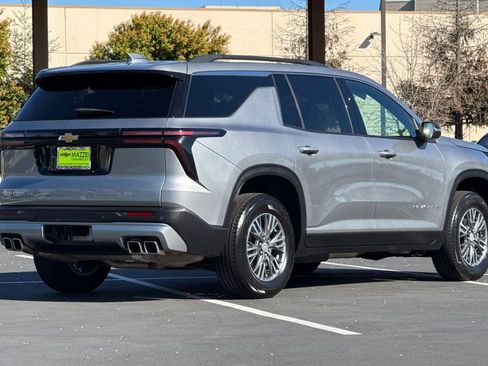 Used 2025 Chevrolet Traverse LT image 11