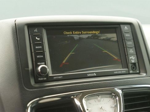 Used 2016 Chrysler Town & Country Touring FWD image 28