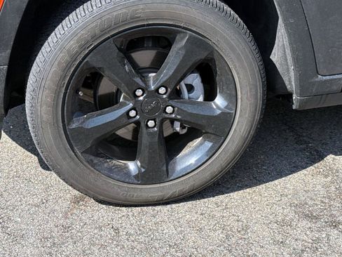 Used 2025 Jeep Grand Cherokee 4WD image 5