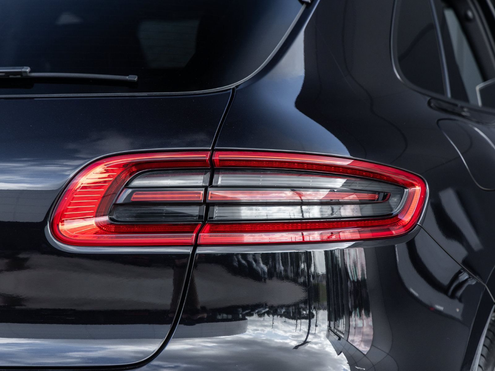Used 2018 Porsche Macan Sport Edition AWD/4WD image 13